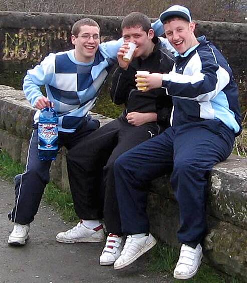 Ned в Шотландии носят фальшивые кепки Burberry и пьют дешевое пиво. Прославились куртками "бомберс", прожженными сигаретами от гашиша.