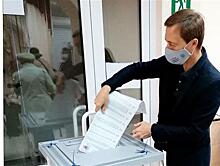 Активисты "Единой России" проверили соблюдение антиковидных мер на избирательных участках
