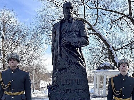 Монумент Герою России Алексею Ботяну появился в Покровском парке