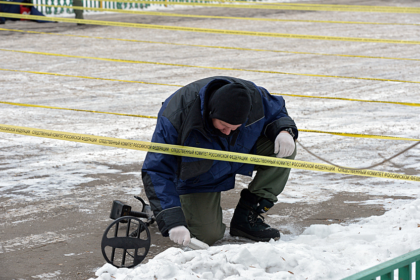Утром 3 февраля Гордеев взял из сейфа отца две винтовки и написал предсмертное стихотворение на английском языке, в котором сообщил, что устал от жизни и не может больше жить в страхе. Войдя в школу, он миновал турникет на входе и, угрожая оружием охраннику, прошел в кабинет №2 на первом этаже, где в этот момент у 10 «А» шел урок географии.