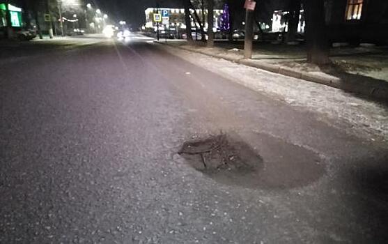 Огромные ямы «живут» на дорогах Курска