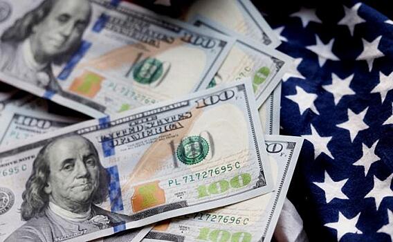 «Складывание валюты под матрасы»: Экономист о росте курса доллара