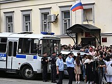 Сторонники проводили Серебренникова песней группы "Кино"