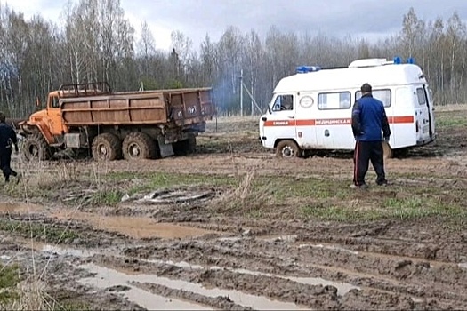 Под Ярославлем карета «скорой» с бабушкой-ветераном застряла в грязи