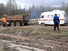 Под Ярославлем карета «скорой» с бабушкой-ветераном застряла в грязи