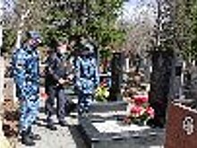Курсанты Пермского института ФСИН России навели порядок на захоронениях Героев Советского Союза Петра Конева и Петра Черняева