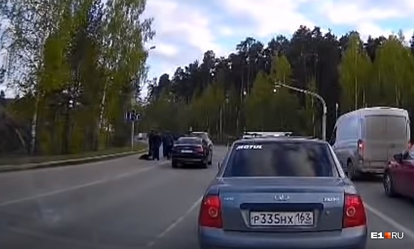 Полиция нашла мужчину из Infiniti, который устроил разборки с водителем Opel на Серафимы Дерябиной