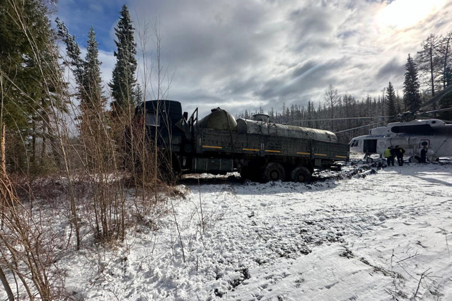 В Якутии грузовик «Урал» с 12 пассажирами провалился под лед