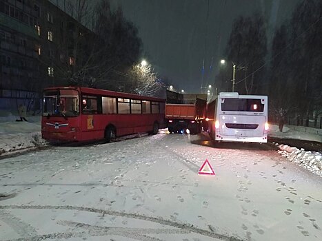 Из-за аварии с двумя автобусами и "КАМАЗом" оказалась перегорожена улица Милицейская