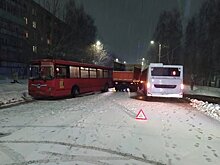 Из-за аварии с двумя автобусами и "КАМАЗом" оказалась перегорожена улица Милицейская