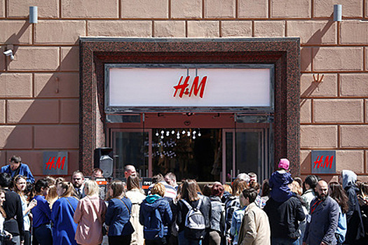 Знаменитости начали отказываться от работы с H&M из-за расистской рекламы