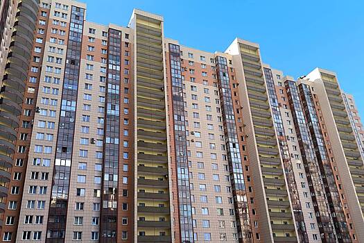 Россияне пожаловались на терроризирующего музыкой и боями в подъезде соседа