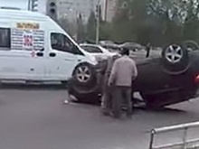 В Омске возле школы милиции перевернулся внедорожник