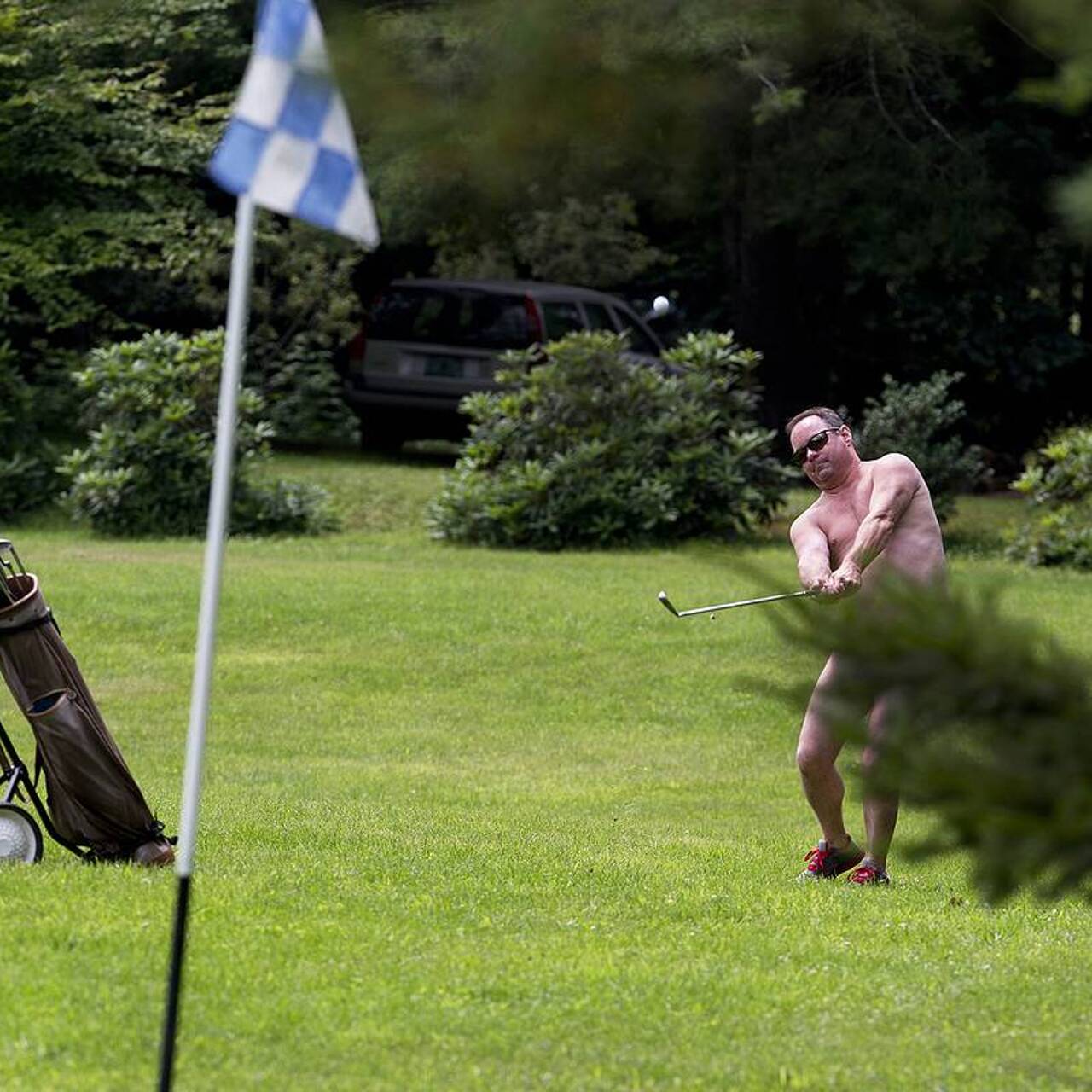 домашний нудизм " Люди по всему миру отказываются от одежды и выбирают путешествовать голыми.  Как устроены курорты для нудистов и что там творится? - Рамблер/путешествия