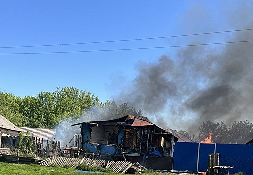 В Курской области ВСУ обстреляли деревню, загорелись два дома
