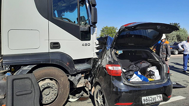 В столкновении KIA с большегрузом под Балашовом погибли два человека