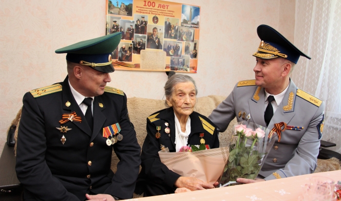 В Волгограде офицеры ФСБ поздравили ветеранов Великой Отечественной войны