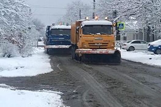 В Майкопе устраняют последствия снегопада