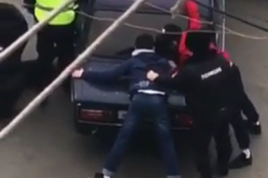 В сети появилось видео полицейской погони за подростками во Владикавказе