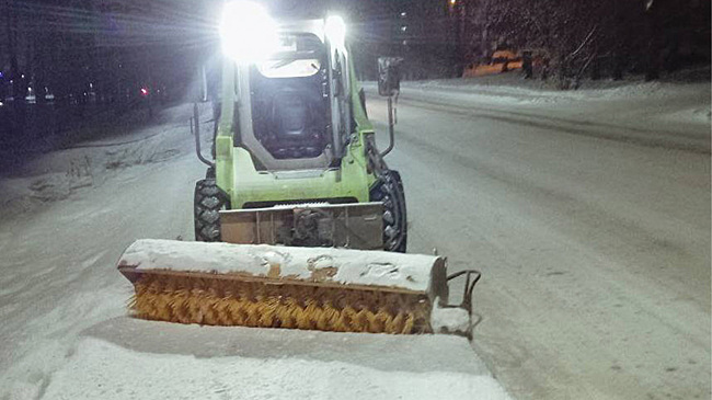 По поручению мэра Руслана Болотова в Иркутске 900 дворников и 170 дорожников устраняют последствия снегопада в круглосуточном режиме