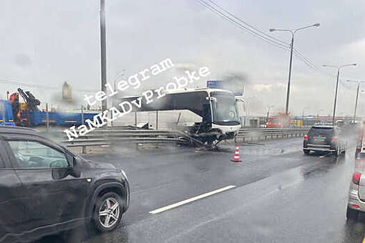 В Москве на видео попал пассажирский автобус, протаранивший ограждение