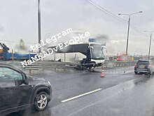 В Москве на видео попал пассажирский автобус, протаранивший ограждение