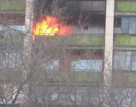 Магнитогорец, кинувший бычок на балкон к соседям, тушил пожар водой из ковшика