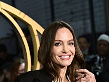 Что не так с новым цветом волос Джоли