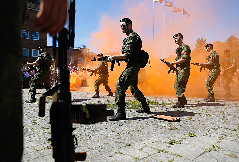 Выступление десантников на праздновании Дня Воздушно-десантных войск в Калининграде