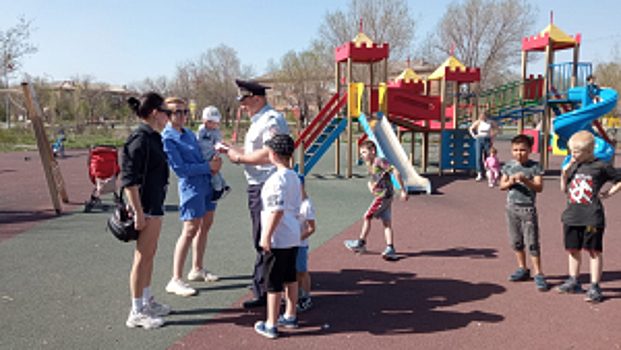 Сотрудники Госавтоинспекции провели акцию «Смотри в оба!» с жителями Оренбургской области