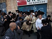 Женщины в лифчиках разогнали митинг против Евровидения