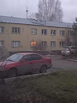 "Фазенда по-кузбасски: ветер забросил теплицу на крышу дома в Киселевске