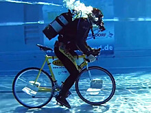 Самые необычные рекорды, связанные с велосипедами, подводные поездки – видео