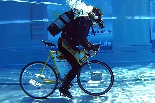 Самые необычные рекорды, связанные с велосипедами, подводные поездки – видео