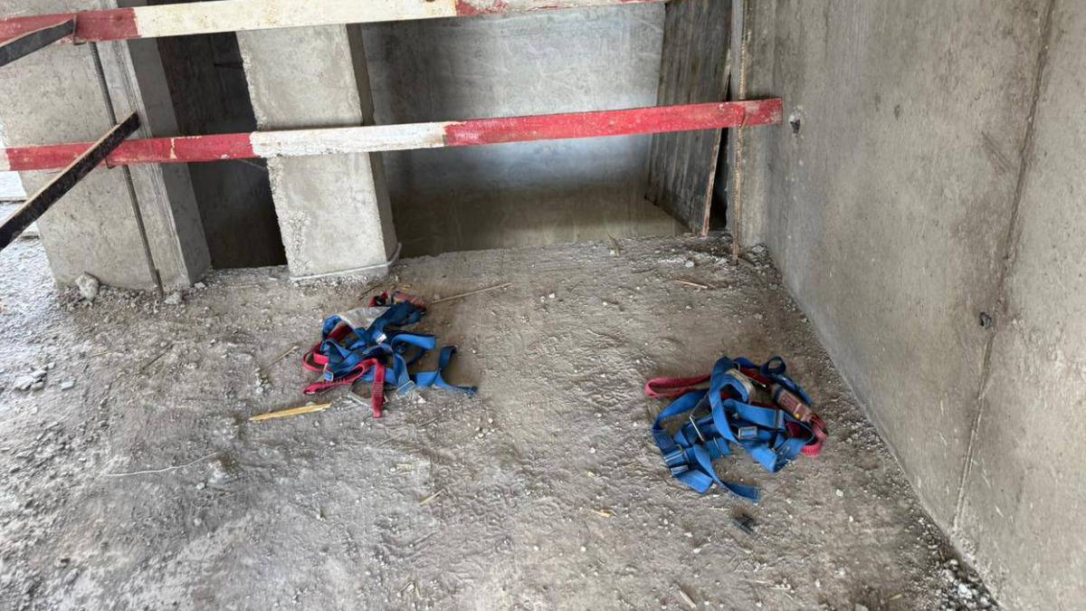 Двое рабочих погибли при падении с высоты на стройке в Новой Москве