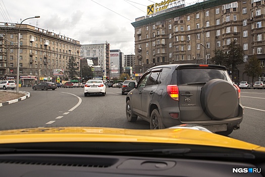 «Сто рублей — не деньги»: за проезд перекрестков в час пик предложили собирать деньги