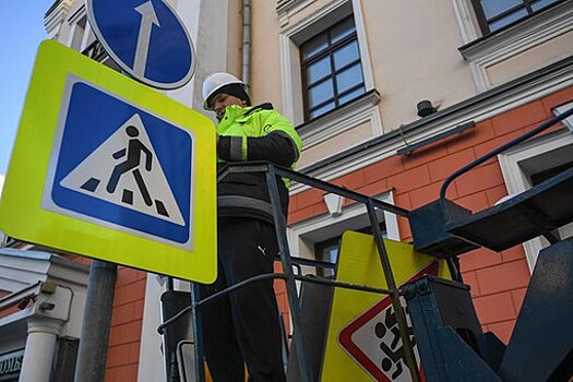 Дорожный знак упал на женщину из-за сильного ветра в Петербурге
