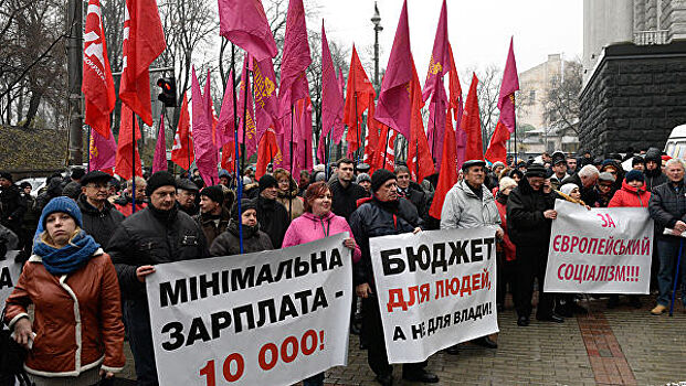 В Совфеде оценили снижение пенсий на Украине
