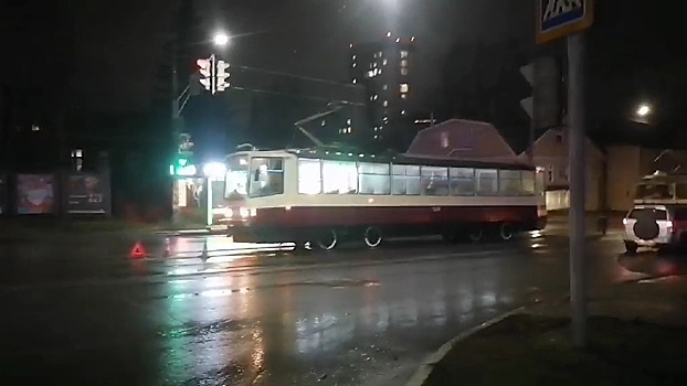 Пассажирка иномарки получила ранения после столкновения с трамваем на Ильинке