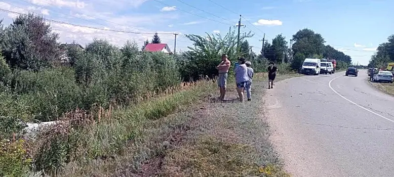 В Самарской области на трассе две легковушки столкнулись и улетели в кювет