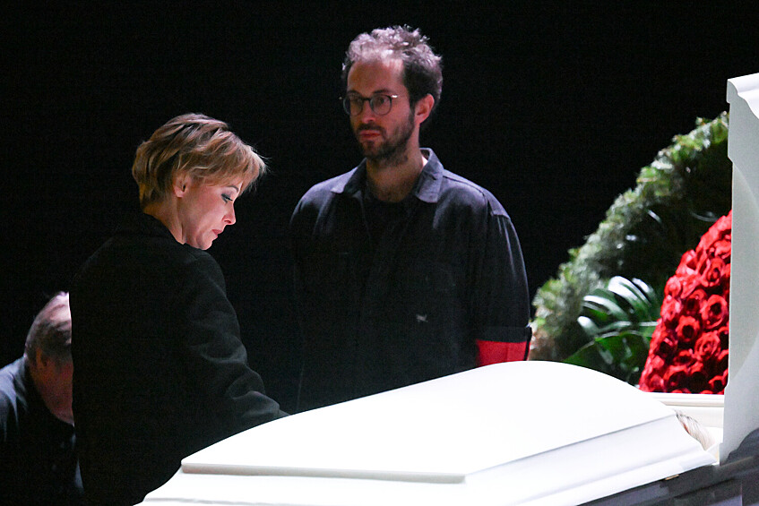 Актриса Дарья Повереннова на церемонии прощания с народной артисткой РФ Верой Алентовой в Московском драматическом театре имени А.С. Пушкина, 29 декабря 2025 года