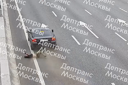 Автомобиль сбил пешехода на МКАД