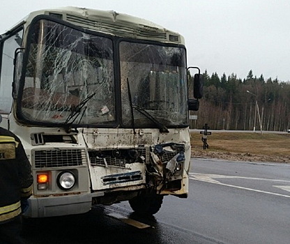 Автобус врезался в грузовик