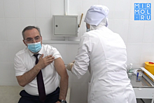 Министр здравоохранения Дагестана сделал прививку от коронавирусной инфекции