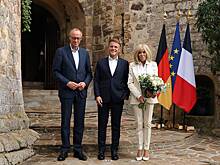 Деталь на брюках напугала жену Макрона