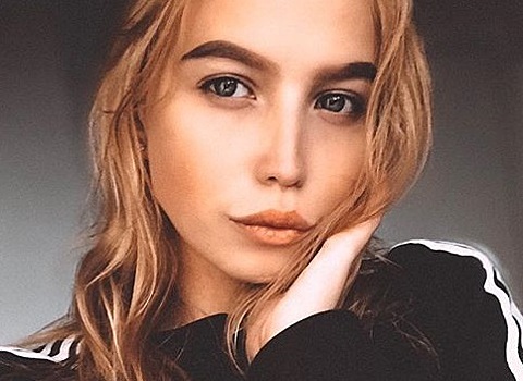 Дерзкие фото, смазанная помада и тяжелая болезнь: изучаем Instagram 17-летней «правнучки Булгакова»