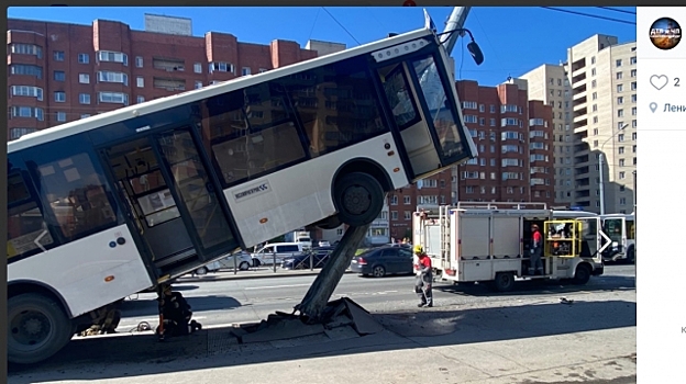 В Петербурге автобус &laquo;взобрался&raquo; на столб, есть пострадавшие