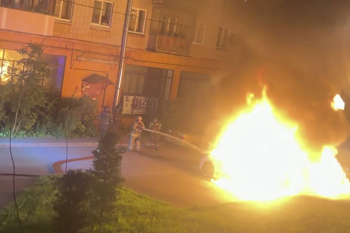 Охваченная огнем машина российского чиновника попала на видео