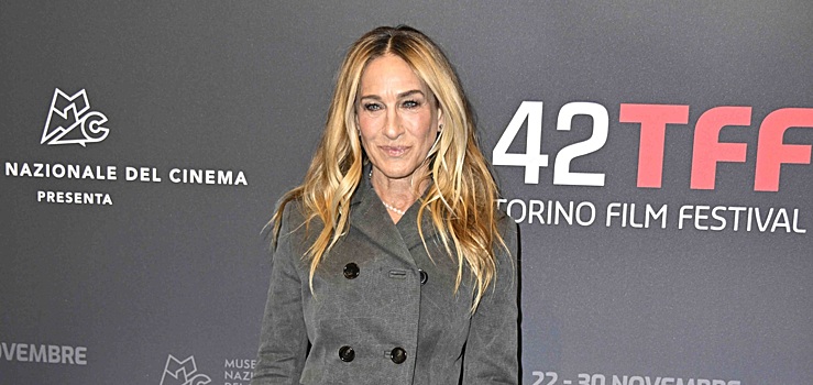 Сара Джессика Паркер вернулась к юбочному костюму из нулевых