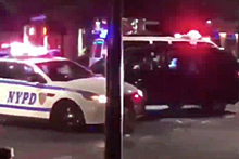 Разметавший полицейские машины и скрывшийся без бампера водитель попал на видео
